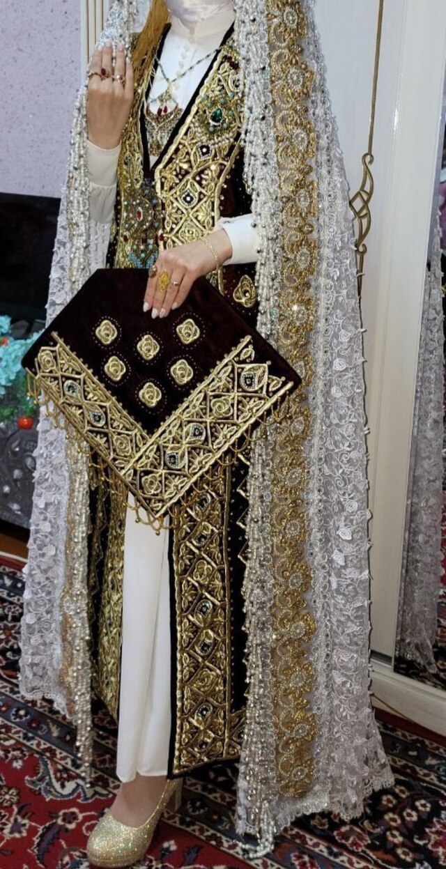 Qizil atlas kelin libosi